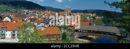 Deutschland, Baden-Württemberg, Forbach, Holzbrücke Stockfoto