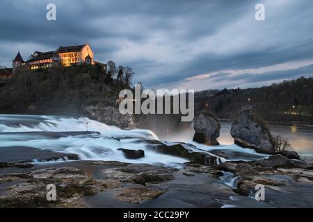 Schweiz, Schaffhausen, Anblick des Wasserfalls in der Abenddämmerung Stockfoto