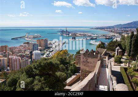 Spanien, Malaga, Blick von Alcazaba Burg am Hafen Stockfoto