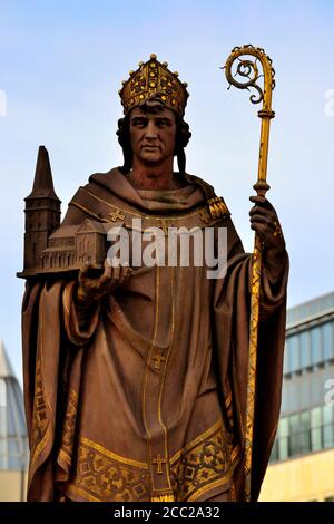 Deutschland, Hamburg, Ansicht von St. Ansgar Statue an der Trostbruecke Brücke Stockfoto