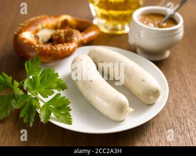 Bayerische Weißwurst mit Brezel und süßem Senf Stockfoto