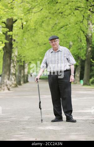 Deutschland, Nordrhein-Westfalen, Köln, Porträt von älteren Mann mit Spazierstock im park Stockfoto