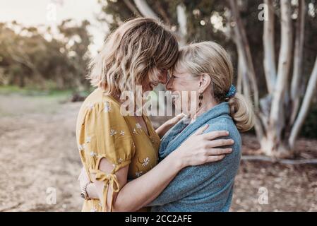 Lifestyle-Porträt der erwachsenen Mutter und ältere Mutter lächeln Stockfoto