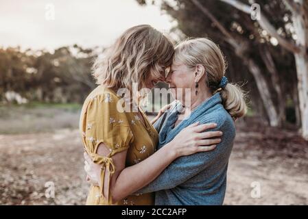 Lifestyle-Porträt der erwachsenen Mutter und ältere Mutter umarmen Stockfoto
