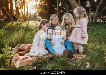 Lifestyle-Bild von Großmutter blasen Blasen mit Enkelinnen Stockfoto