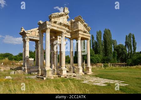 Türkei, Blick auf antike Tetrapylon auf archäologische Gelände von Aphrodisias Stockfoto