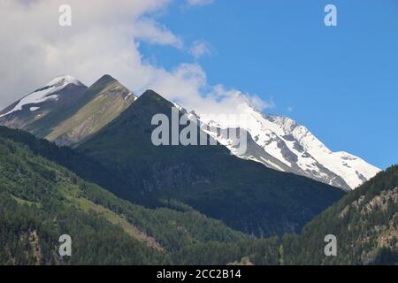 Großglockner Bergkette und Gletscher, vom bekannten Dorf Heiligenblut aus gesehen. Österreich, Europa. Stockfoto