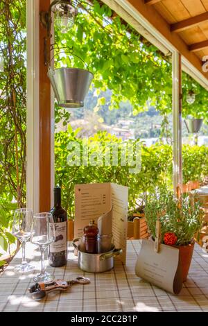 Ein Taverna-Tisch bereit für den Dienst in Karya, Lefkada, Ionische Inseln, Griechenland gelegt Stockfoto