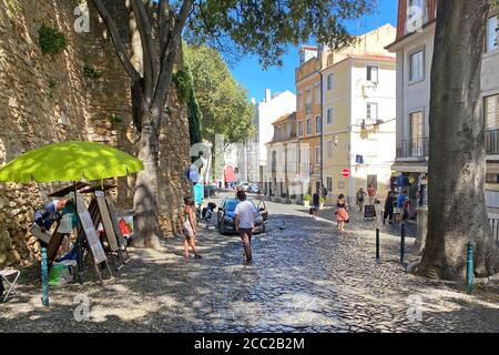 Lissabon, Portugal. August 2020. Eindrücke aus Lissabon während der Coronavirus-Pandemie am 16. August 2020. Es gibt nur wenige Touristen in der Altstadt von Lissabon/Portugal, Nutzung weltweit Credit: dpa/Alamy Live News Stockfoto