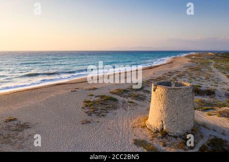 Sonnenuntergang über einer zerstörten Windmühle bei Paralia Agios Ioannis, Lefkada, Ionische Inseln, Griechenland Stockfoto