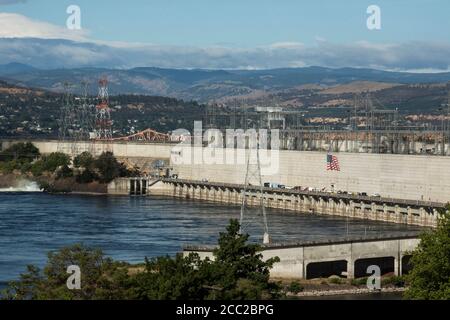 Der Dalles Dam am Columbia River an einem sonnigen Tag. Stockfoto