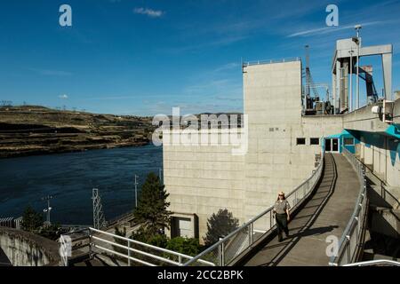 Ein Parkangestellter spaziert auf dem Dalles Dam in Dalles, Oregon. Stockfoto