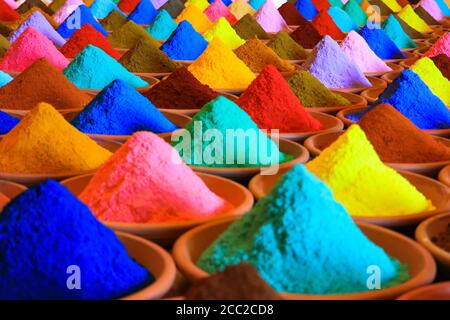 Auswahl verschiedener Gewürze. Mehrfarbige Pulverfarben Stockfoto