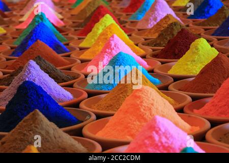 Auswahl verschiedener Gewürze. Mehrfarbige Pulverfarben Stockfoto