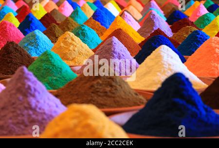 Auswahl verschiedener Gewürze. Mehrfarbige Pulverfarben Stockfoto