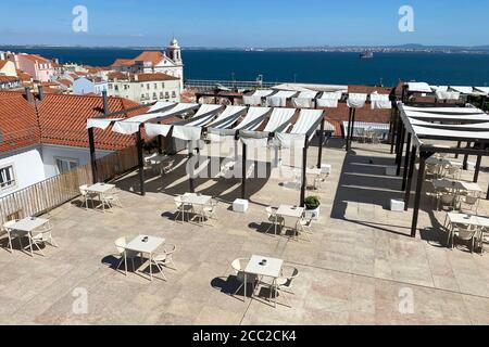 Die Coronavirus-Pandemie. August 2020. Eindrücke aus Lissabon während der Coronavirus-Pandemie am 16. August 2020. Trotz der besten Lage mit Blick auf die Altstadt ist dieses Restaurant leer. In Portugal leidet die Tourismusbranche massiv unter den Folgen der Coronavirus-Pandemie. Quelle: dpa/Alamy Live News Stockfoto