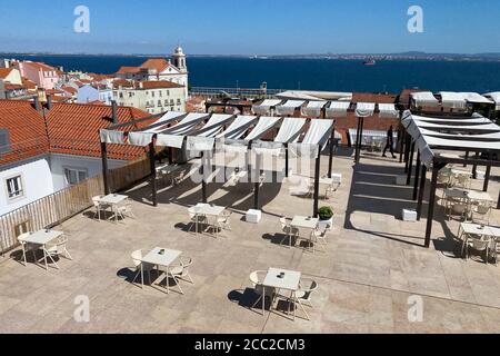 Die Coronavirus-Pandemie. August 2020. Eindrücke aus Lissabon während der Coronavirus-Pandemie am 16. August 2020. Trotz der besten Lage mit Blick auf die Altstadt ist dieses Restaurant leer. In Portugal leidet die Tourismusbranche massiv unter den Folgen der Coronavirus-Pandemie. Quelle: dpa/Alamy Live News Stockfoto