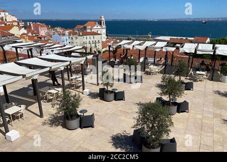 Die Coronavirus-Pandemie. August 2020. Eindrücke aus Lissabon während der Coronavirus-Pandemie am 16. August 2020. Trotz der besten Lage mit Blick auf die Altstadt ist dieses Restaurant leer. In Portugal leidet die Tourismusbranche massiv unter den Folgen der Coronavirus-Pandemie. Quelle: dpa/Alamy Live News Stockfoto