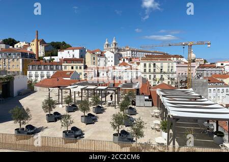 Die Coronavirus-Pandemie. August 2020. Eindrücke aus Lissabon während der Coronavirus-Pandemie am 16. August 2020. Trotz der besten Lage mit Blick auf die Altstadt ist dieses Restaurant leer. In Portugal leidet die Tourismusbranche massiv unter den Folgen der Coronavirus-Pandemie. Quelle: dpa/Alamy Live News Stockfoto