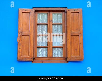 Fenster, Holzrahmen, in bunten Wänden. Stockfoto