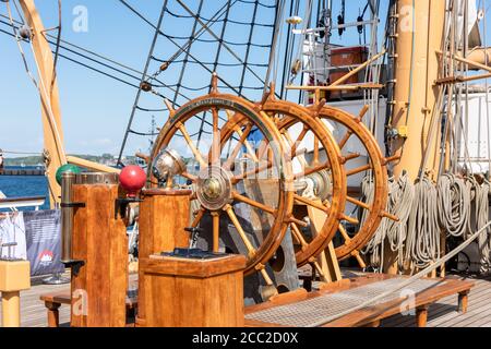 Steuerstand mit Steuerruder auf dem Segelschulschiff der amerikanischen Coast Goard Im Scheerhafen Kiel an der Tirpitz-Mole Stockfoto