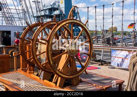 Steuerstand mit Steuerruder auf dem Segelschulschiff der amerikanischen Coast Goard Im Scheerhafen Kiel an der Tirpitz-Mole Stockfoto