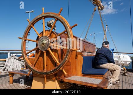 Steuerstand mit Steuerruder auf dem Segelschulschiff der amerikanischen Coast Goard Im Scheerhafen Kiel an der Tirpitz-Mole Stockfoto