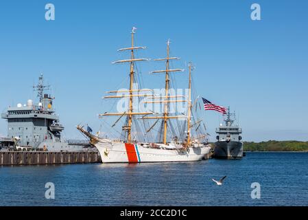 das Segelschulschiff 'Eagle' der US Coastguard ist zu Besuch in Kiel an der Tirpitzmole im Scheerhafen. Stockfoto