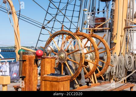 Steuerstand mit Steuerruder auf dem Segelschulschiff der amerikanischen Coast Goard Im Scheerhafen Kiel an der Tirpitz-Mole Stockfoto