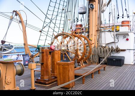 Steuerstand mit Steuerruder auf dem Segelschulschiff der amerikanischen Coast Goard Im Scheerhafen Kiel an der Tirpitz-Mole Stockfoto