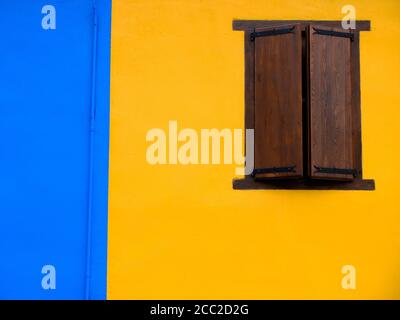 Fenster, Holzrahmen, in bunten Wänden. Stockfoto