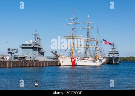 das Segelschulschiff 'Eagle' der US Coastguard ist zu Besuch in Kiel an der Tirpitzmole im Scheerhafen. Stockfoto