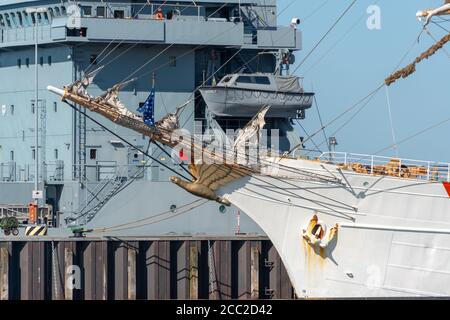 Das Segelschulschiff 'Eagle' der US Coastguard ist zu Besuch in Kiel an der Tirpitz-Mole im Scheerhafen. Die 'Eagle' 1936 in Deutschland als 'Horst We Stockfoto