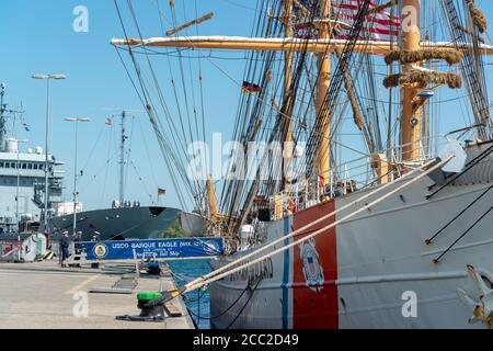 das Segelschulschiff 'Eagle' der US Coastguard ist zu Besuch in Kiel an der Tirpitzmole im Scheerhafen. Stockfoto