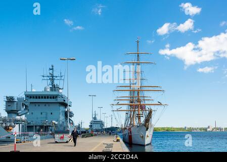 das Segelschulschiff 'Eagle' der US Coastguard ist zu Besuch in Kiel an der Tirpitzmole im Scheerhafen. Stockfoto