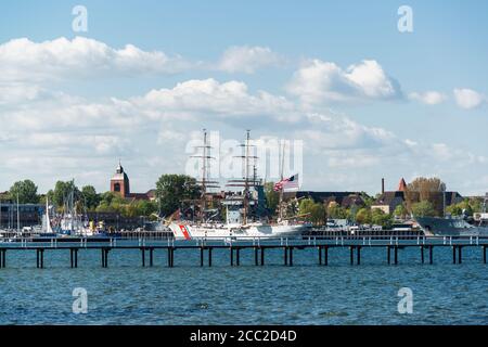 Das Segelschulschiff 'Eagle' der US Coastguard ist zu Besuch in Kiel an der Tirpitz-Mole im Scheerhafen. Die 'Eagle' 1936 in Deutschland als 'Horst We Stockfoto