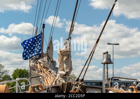 Das Segelschulschiff 'Eagle' der US Coastguard ist zu Besuch in Kiel an der Blücherbrücke im Scheerhafen. Stockfoto