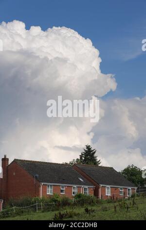 Romsley, Worcestershire, 17. August 2020. Dramatische Wolken schossen am Montagnachmittag über Häusern in Romsley, Worcestershire, als sich Donner und Blitze während des heißen Wetters weiter bildeten. Sintflutartige Regenfälle haben die Region getroffen, aber es wird erwartet, dass sie sich in der kommenden Woche beruhigen. Quelle: Stop Press Media/Alamy Live News Stockfoto