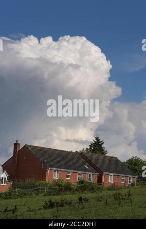 Romsley, Worcestershire, 17. August 2020. Dramatische Wolken schossen am Montagnachmittag über Häusern in Romsley, Worcestershire, als sich Donner und Blitze während des heißen Wetters weiter bildeten. Sintflutartige Regenfälle haben die Region getroffen, aber es wird erwartet, dass sie sich in der kommenden Woche beruhigen. Quelle: Stop Press Media/Alamy Live News Stockfoto