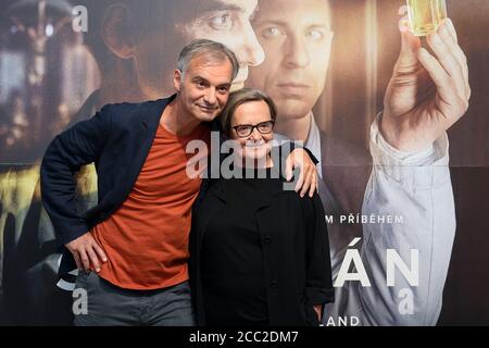 Prag, Tschechische Republik. August 2020. Der tschechische Schauspieler Ivan Trojan, Left, und der polnische Regisseur Agnieszka Holland posieren vor Fotografen während der Pressekonferenz nach der Vorführung des neuesten Films von Agnieszka Holland charlatan in Prag, Tschechische Republik, 17. August 2020. Kredit: Ondrej Deml/CTK Foto/Alamy Live Nachrichten Stockfoto