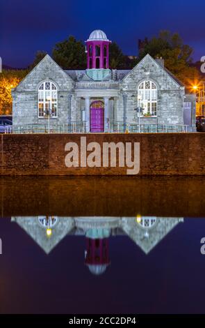 Blick auf die Kilkenny City Branch Library im Nore River. County Kilkenny, Leinster Provinz, Irland, Europa. Stockfoto