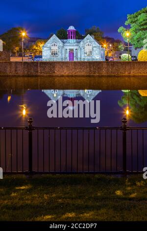 Blick auf die Kilkenny City Branch Library im Nore River. County Kilkenny, Leinster Provinz, Irland, Europa. Stockfoto