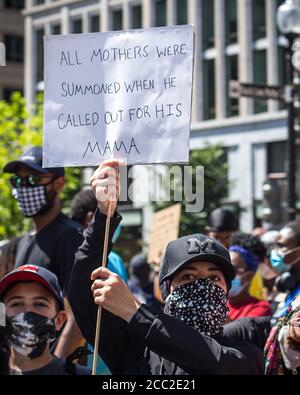 Protestierende und Protestschilder der Black Lives Matter protestieren im Juni 2020 in Washington, D.C. Stockfoto