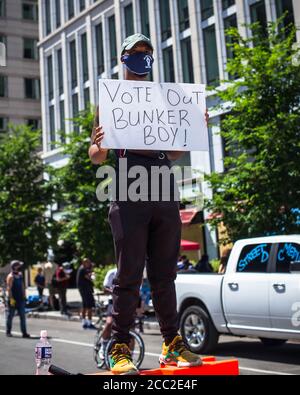 Protestierende und Protestschilder der Black Lives Matter protestieren im Juni 2020 in Washington, D.C. Stockfoto
