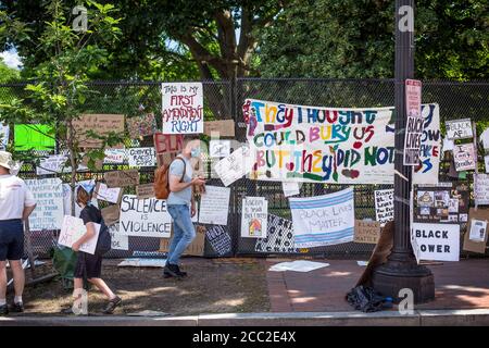 Protestierende und Protestschilder der Black Lives Matter protestieren im Juni 2020 in Washington, D.C. Stockfoto