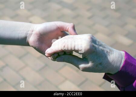 Omas Hand, um in den Garten draußen zu gehen Stockfoto