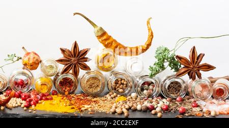 Verschiedene Gewürze in kleinen Glasflaschen Stockfoto