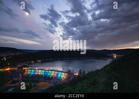 Blick vom Aussichtspunkt kleine Kanzel auf den deutschen Edersee bei Sonnenuntergang Stockfoto