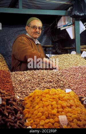 Getrocknete Aprikosen, Datteln und Mandelverkäufer an seinem Marktstand Stockfoto