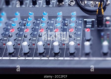 Audio-Buchse und Kabel an Audio-Mixer, Musik-dj-Ausrüstung bei Konzert, Festival, Bar verbunden. Stockfoto